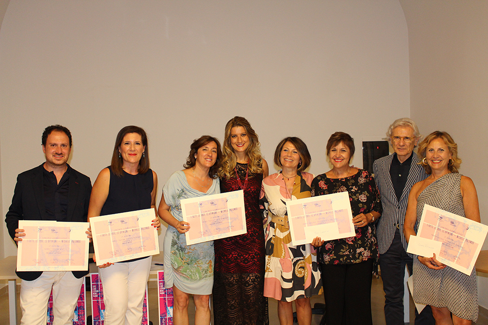 Gruppo dei premiati Da sinistra a destra Michele Cotugno; Paola Russo; Luciana Doronzo; Damiana Sgaramella (collega presentatrice); Mariella Porro (sub commissario straordinario Comune di Andria); Maria Labartino; Lino Patruno; Angela Nevate Rutigliano (mamma di Chiara Rutigliano)